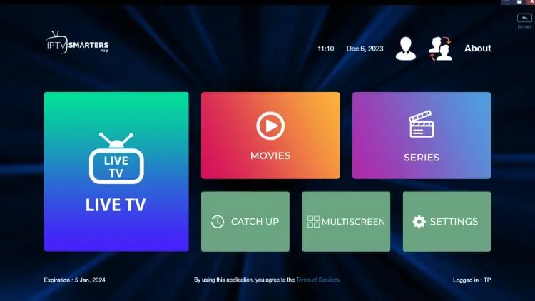 IPTV Smarters Pro hovedmenu med farverige felter til Live TV, Film, Serier, Catch Up, Multiskærm og Indstillinger på en Firestick.