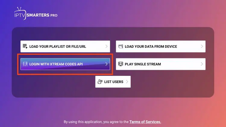 IPTV Smarters Pro login-skærm med "LOGIN MED XTREAM CODES API" muligheden fremhævet i blå, den anbefalede login-metode.