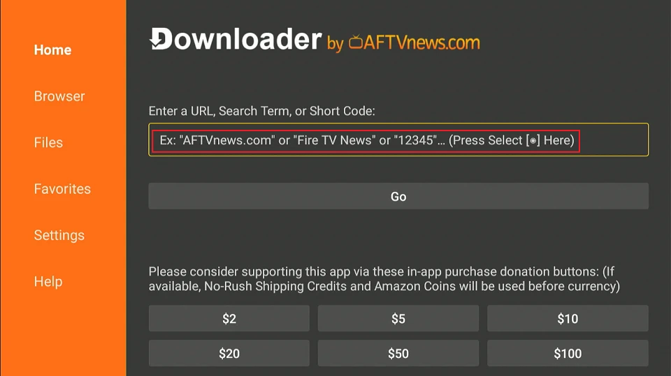 Downloader app-interface på Firestick med URL-indtastningsfelt hvor "apk.siptv.app" skal indtastes for at downloade Smart IPTV.